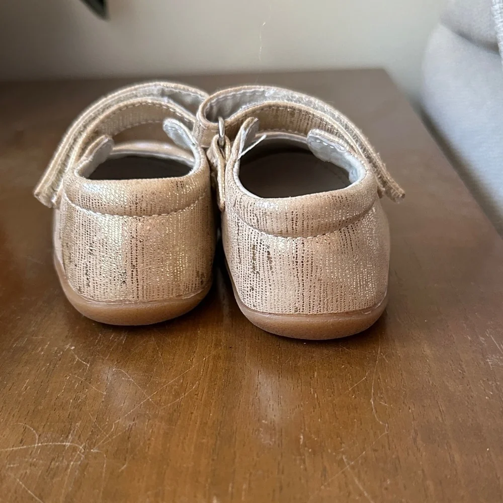 See kai run Girls' Sparkle Mary Jane Shoes in Champagne size 4